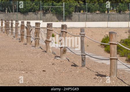 Accent sélectif sur la passerelle avec clôture dans la nature parc public de terres humides en poteaux en bois éco et corde torsadée. Banque D'Images