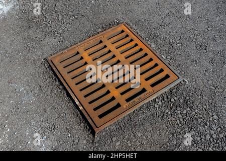 Gros plan horizontal d'une grille d'eau de drainage. Banque D'Images