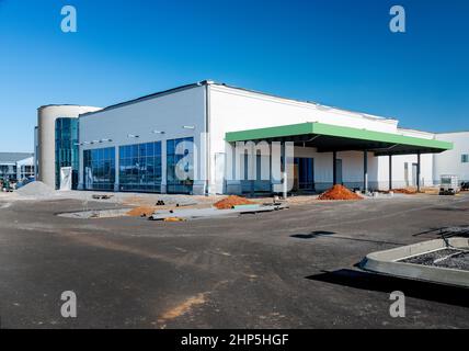 Plan horizontal d'un grand magasin de détail en construction sous un ciel bleu. Banque D'Images