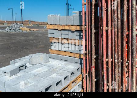 Plan horizontal de nouveaux blocs de cendre et d'un échafaudage sur un nouveau site de construction. Banque D'Images