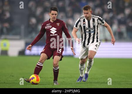 Turin, Italie, le 18th février 2022. Josip Brekalo de Torino FC joue le ballon alors que Matthijs de Ligt de Juventus se termine lors du match de la série A au stade Allianz, à Turin. Le crédit photo devrait se lire: Jonathan Moscrop / Sportimage Banque D'Images