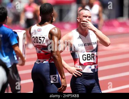 Photo du dossier datée du 05-08-2021 de Richard Kilty (à droite), en Grande-Bretagne, qui a révélé qu'il n'avait jamais eu la chance de laisser son fils aller à l'école pour sa médaille d'argent olympique en raison de l'échec du test de dépistage de drogues de CJ Ujah. Date de publication : vendredi 18 février 2022. Banque D'Images