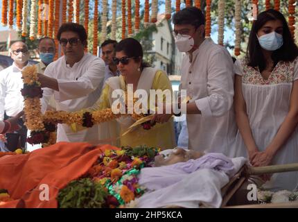 Mumbai, Inde. 18th févr. 2022. MUMBAI, INDE - FÉVRIER 18 : le chef de la MNS, Raj Thackeray, avec sa famille, se doit de rendre hommage lors des funérailles du chef Shiv Sena, Sudhir Joshi, à Dadar, le 18 février 2022 à Mumbai, en Inde. (Photo de Satish Bate/Hindustan Times/Sipa USA) crédit: SIPA USA/Alay Live News Banque D'Images