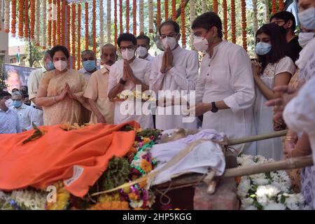 Mumbai, Inde. 18th févr. 2022. MUMBAI, INDE - FÉVRIER 18 : le ministre en chef Uddhav Thackeray et sa famille se sont mis à rendre hommage lors des funérailles du chef Shiv Sena Sudhir Joshi, à Dadar, le 18 février 2022 à Mumbai, en Inde. (Photo de Satish Bate/Hindustan Times/Sipa USA) crédit: SIPA USA/Alay Live News Banque D'Images