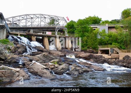 Chutes de Bracebridge et pont d'argent en été Banque D'Images