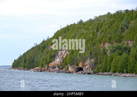 Falaises rocheuses et forêt dense sur l'île Flowerpot, dans la baie Georgienne Banque D'Images