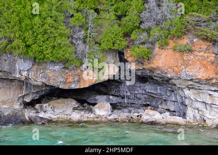 Grotte des îles Rocheuses sur la baie Georgienne près de la péninsule Bruce Banque D'Images