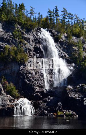 Les chutes Bridal Veil s'écoulent sur une falaise dans la rivière Agawa en été Banque D'Images