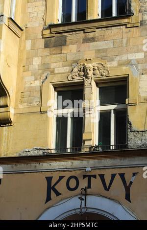 Sculpture de Ceres ou Green Man ou belle femme ou déesse au-dessus du restaurant Hostinec U Zlate Kotvy sur la rue Nerudova, Vysehrad, Prague, Tchèque. Banque D'Images