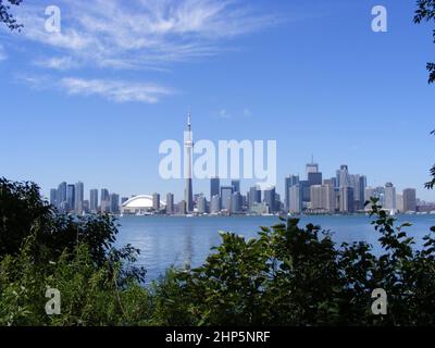 Vue panoramique sur les gratte-ciel de Toronto depuis Centre Island en été Banque D'Images