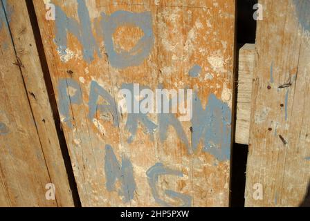 Pas de panneau de stationnement peint sur une porte en bois, Perast, Monténégro. Banque D'Images