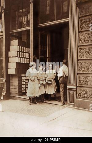 Trois filles employées à Paper Box Factory, Cincinnati, Ohio, États-Unis, Lewis Wickes Hine, Août 1908 Banque D'Images