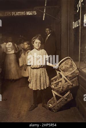 Antoinette Siminger, 12 ans, vendant des paniers, Cincinnati, Ohio, États-Unis, Lewis Wickes Hine, août 1908 Banque D'Images