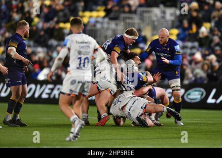 Worcester, Royaume-Uni. 18th févr. 2022. Christopher Vui de Bristol Bears est pris par plusieurs Warriors lors du match de rugby Gallagher Premiership entre Worcester Warriors et Bristol Rugby au Sixways Stadium, Worcester, Angleterre, le 18 février 2022. Photo de Scott Boulton. Utilisation éditoriale uniquement, licence requise pour une utilisation commerciale. Aucune utilisation dans les Paris, les jeux ou les publications d'un seul club/ligue/joueur. Crédit : UK Sports pics Ltd/Alay Live News Banque D'Images