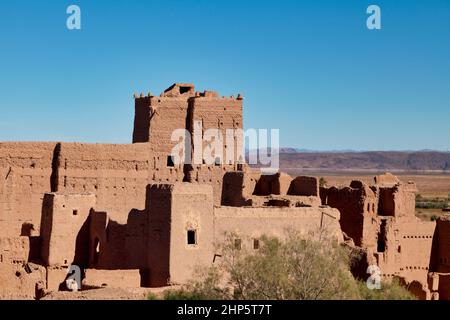La Kasbah Taourirt est une structure de 17th siècles est en grande partie faite de terre ramée et de briques de boue à Ouarzazate, au Maroc. Banque D'Images