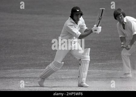 Imran Khan de Sussex Batting, Middlesex v Sussex (championnat du comté de Schweppes), au terrain de cricket de Lor’s, Londres, Angleterre dates : - 27,29 et 30 mai 1978 - le plus proche de Middlesex est Mike Gatting. Banque D'Images