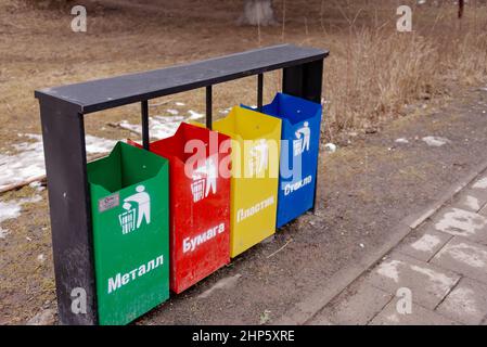 Poubelles dans la cour. Bacs pour collecte séparée des déchets. Banque D'Images