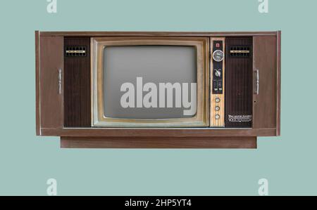 Téléviseur vintage. Ancien téléviseur rétro dans une armoire en bois sur fond vert isolé avec chemin de coupure. Banque D'Images