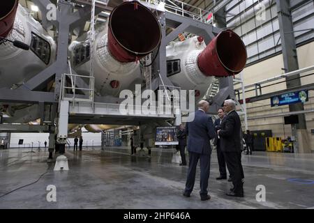 Le président et chef de la direction de United Launch Alliance (ULA), Tory Bruno, à gauche, dirige une tournée pour le vice-président Mike Pence le 20 février 2018. L'administrateur par intérim de la NASA, Robert Lightfoot, se trouve derrière eux. Ils se trouvent dans l'installation d'intégration horizontale de l'ULA (HIF), à la station de la Force aérienne de Cape Canaveral, en Floride. Le HIF est l'endroit où les boosters lourds Delta IV sont traités pour la prochaine mission Parker Solar Probe de la NASA. Au cours de sa visite, Pence présidera une réunion du Conseil national de l’espace le 21 février 2018 dans la grande baie de l’installation de traitement de la station spatiale du Centre spatial Kennedy de la NASA. Banque D'Images