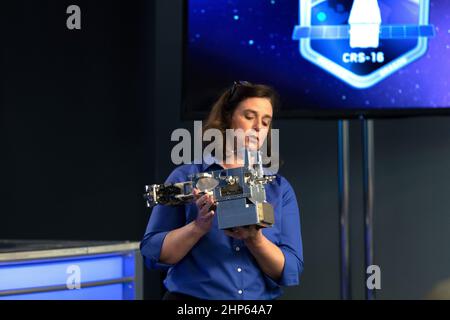 Jill McGuire, chef de projet pour l’expérience Robotic Favitaillement Mission 3, ou RRM3, décrit le matériel RRM3 destiné aux membres des médias dans l’auditorium Press site du Centre spatial Kennedy. La réunion d'information a porté sur la recherche prévue pour le lancement de la Station spatiale internationale. Le matériel et les fournitures scientifiques seront à bord d'un vaisseau spatial Dragon prévu pour le décollage du complexe de lancement spatial 40 de la station de la Force aérienne du Cap Canaveral. Banque D'Images