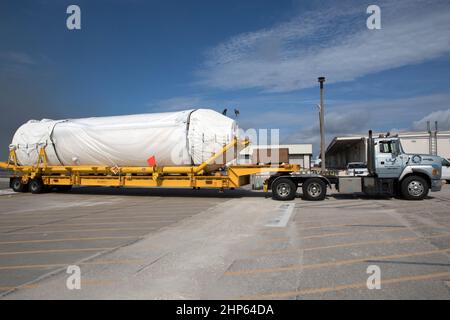 À Port Canaveral, en Floride, un roquette Atlas V de United Launch Alliance est transporté du navire Mariner de la compagnie au centre des opérations de vol spatial Atlas à la station aérienne de Cape Canaveral. La fusée doit lancer le satellite de suivi et de transmission de données TDRS-M. Banque D'Images