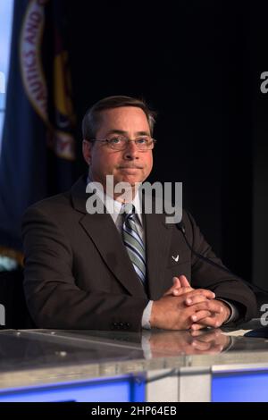 Dans l’auditorium du site de presse du Kennedy Space Center, la NASA et les leaders de l’industrie parlent aux membres des médias lors d’une conférence de presse avant lancement pour la mission de services de réapprovisionnement commercial SpaceX CRS-14 à la Station spatiale internationale. Mike McAleenan, agent météorologique, 45th Weather Squadron, participe à la conférence de presse. Un vaisseau spatial Dragon devrait être lancé à partir du complexe de lancement spatial 40 à la station de la Force aérienne de Cape Canaveral, à 4 h 30 HNE, le 2 avril 2018. La fusée SpaceX Falcon 9 se lira sur la mission 14th des services de réapprovisionnement commercial de la société vers le stati spatial Banque D'Images