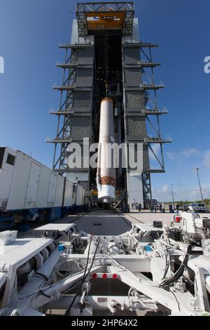 Une première étape de l'Atlas V de United Launch Alliance est levée à l'installation d'intégration verticale du complexe de lancement spatial 41 à la station de l'aviation de Cape Canaveral en Floride. La fusée doit lancer le satellite de suivi et de transmission de données TDRS-M. Banque D'Images