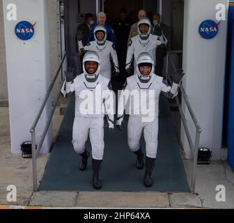 Le 15 novembre 2020, les astronautes de l’équipage SpaceX de la NASA, 1, sortent du bâtiment Neil Armstrong Operations and Checkout du Kennedy Space Center de la NASA en Floride. Devant, de gauche à droite se trouvent l'astronaute de la NASA Victor Glover, pilote, et l'astronaute de la NASA Michael Hopkins, commandant de l'engin spatial. Derrière eux, de gauche à droite se trouvent l'astronaute de la NASA Shannon Walker, spécialiste de la mission, et l'astronaute JAXA Soichi Noguchi, spécialiste de la mission. Ils embarqueront à bord de deux véhicules Tesla pour le voyage de lancement du complexe 39A. Banque D'Images