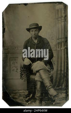 Photographie antique vers 1860, jeune homme. Lieu inconnu, États-Unis. SOURCE : TINTYPE ORIGINAL Banque D'Images