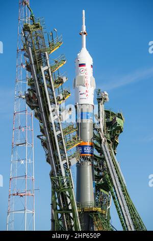 Les bras portiques se ferment autour de l'engin spatial Soyouz TMA-14M pour sécuriser la fusée au plateau de lancement le 23 septembre 2014 au Cosmodrome de Baikonour, au Kazakhstan. Banque D'Images