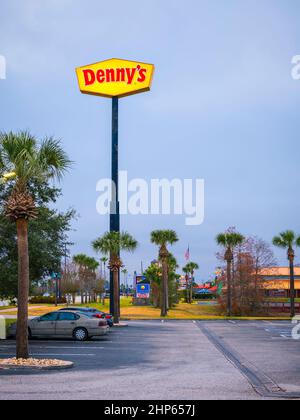 Kissimmee, Floride - 6 février 2022 : vue panoramique sur Denny's Diner Grand panneau de logo surplombant l'autoroute Irlo Bronson Memorial à Kissmmee Banque D'Images