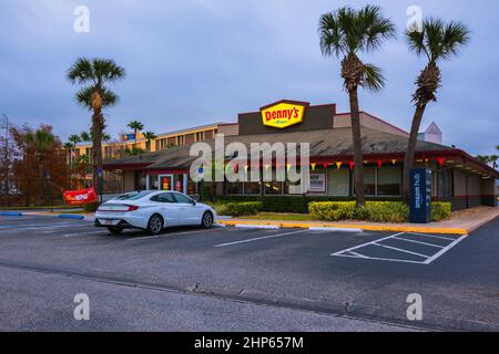 Kissimmee, Floride - 6 février 2022 : vue panoramique horizontale de l'extérieur du restaurant Denny's Diner.le restaurant Denny's est un grand restaurant familial Banque D'Images