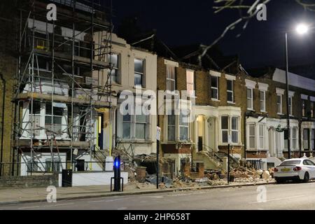 Londres, Royaume-Uni, 18th février 2022, Storm Eunice a causé des dommages à quatre propriétés de Kilburn Park Road, la capitale ayant reçu un rare avertissement météorologique rouge de la part du met Office. Des sections entières de maçonnerie sont tombées des façades de maisons et sont tombées sur le sol ci-dessous, y compris les marches menant aux propriétés. Heureusement, aucun blessé n'a été signalé et les résidents touchés sont soutenus par le Conseil de Westminster pendant que les dommages sont évalués. Crédit : onzième heure Photographie/Alamy Live News Banque D'Images