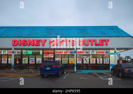 Kissimmee, Floride - 8 février 2022 : vue en gros plan horizontale de la façade et de l'entrée du magasin de cadeaux Disney. Banque D'Images