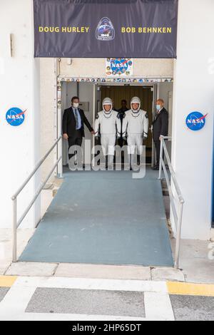 Les astronautes de la NASA Douglas Hurley (à gauche) et Robert Behnken quittent le bâtiment Neil A. Armstrong Operations and Checkout du Kennedy Space Center de Floride, en vue du transport vers le lancement du complexe 39A pour le lancement de la mission SpaceX Demo-2 de la NASA. Le lancement, initialement prévu pour le 27 mai 2020, a été décapé en raison de conditions météorologiques défavorables autour du complexe de lancement 39A. Banque D'Images