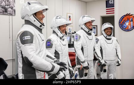 De gauche à droite, Thomas Pesquet, Megan McArthur, Shane Kimbrough et Akihiko Hoshide, astronaute de JAXA, se partagent un rire à l'intérieur de la salle de l'équipage dans le bâtiment Neil Armstrong Operations and Checkout du Kennedy Space Center de la NASA en Floride, le 23 avril 2021. Les quatre astronautes se rendrez à la Station spatiale internationale dans le cadre de la mission SpaceX Crew-2 de la NASA. L’équipe Dragon Endeavour de SpaceX sera lancée aujourd’hui à 5 h 49 HAE sur la fusée Falcon 9 de l’entreprise à partir du complexe de lancement Kennedy 39A. Banque D'Images