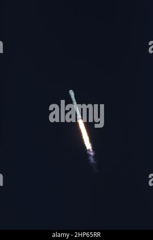 Une fusée SpaceX Falcon 9 remonte après s'être levée du complexe Space Launch Complex 40 à la station aérienne de Cape Canaveral en Floride, transportant le satellite d'étude de la planète en transit (TESS) de la NASA. Liftoff était à 6:51 HAE. TESS recherchera des planètes en dehors de notre système solaire. La mission trouvera des exoplanètes qui bloquent périodiquement une partie de la lumière de leurs étoiles hôtes, des événements appelés transits. Banque D'Images