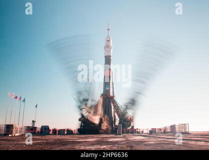 Les bras du statif sont levés en position pour fixer la fusée d'appoint Soyouz et l'engin spatial MS-11 sur le plateau de lancement, comme on l'a vu dans cette longue exposition, le samedi 1 décembre 2018 au cosmodrome de Baïkonour, au Kazakhstan. Banque D'Images