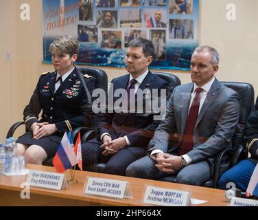 Expédition 58 membres d'équipage, de gauche à droite, ingénieur de vol Anne McClain de la NASA, Soyuz Commandant Oleg Kononenko de Roscosmos, Et l'ingénieur de vol David Saint-Jacques de l'Agence spatiale canadienne (ASC), sont vus lors de la réunion de la Commission d'État pour approuver leur lancement de Soyouz à la Station spatiale internationale, le dimanche 2 décembre 2018, à l'hôtel Cosmonaut de Baikonour, au Kazakhstan. Banque D'Images