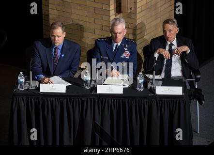 Jim Bridenstine, administrateur de la NASA, à gauche, le général Paul Selva, vice-président, chefs d'état-major interarmées, au centre, et le Dr William Happer, adjoint au président, Conseil national de sécurité, écoutent le vice-président Mike Pence prononcera un discours d'ouverture lors de la réunion du Conseil national de l'espace intitulée Moon, Mars, Et Worlds Beyond, gagnant The Next Frontier, le mardi 23 octobre 2018 au National War College de fort Lesley J. McNair à Washington. Banque D'Images