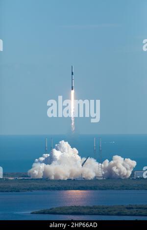 La fusée SpaceX Falcon 9 avec le module de chargement Dragon lève le complexe de lancement spatial 40 sur la station aérienne de Cape Canaveral, en Floride, en début d'après-midi, le 5 décembre 2019. Liftoff était à 12:29 HNE. Il s'agit de la mission de SpaceX 19th commercial Resupply Services (CRS-19) pour la NASA à la Station spatiale internationale Banque D'Images