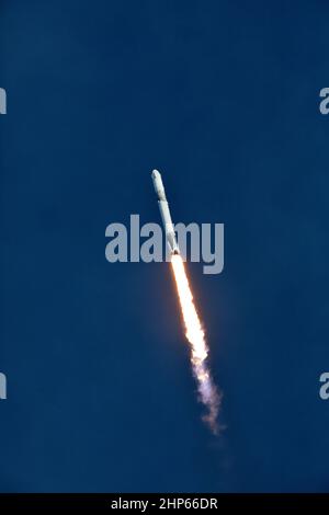 Une fusée SpaceX Falcon 9 remonte après s'être levée du complexe Space Launch 40 à la station aérienne de Cape Canaveral, en Floride, à 4 h 30 HNE, transportant le vaisseau spatial de ravitaillement SpaceX Dragon. Dans le cadre de sa mission de services de réapprovisionnement commercial de 14th, Dragon livrera des fournitures, du matériel et de nouvelles expériences scientifiques pour la recherche technologique à la station spatiale. Banque D'Images