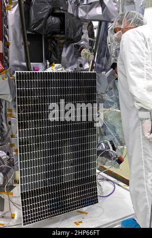 Les panneaux solaires Parker Solar Probe de la NASA sont déployés pour des essais au centre de traitement Astrotech de Titusville, en Floride, près du Kennedy Space Center de la NASA, le dimanche 3 juin 2018. La sonde solaire Parker lancera une fusée lourde Delta IV de United Launch Alliance à partir du complexe spatial de lancement 37 à la station de la Force aérienne de Cape Canaveral, en Floride, au plus tôt le 4 août 2018. La mission réalisera les observations les plus proches d'une étoile lorsqu'elle voyage à travers l'atmosphère du Soleil, appelée la couronne. La sonde s'appuiera sur les mesures et l'imagerie pour révolutionner notre compréhension de la couronne Banque D'Images