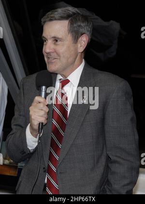 Dans la salle de tir du Launch Control Center du Kennedy Space Center de la NASA, en Floride, le directeur du centre, Bob Cabana, félicite l'équipe de lancement pour le lancement réussi de la navette spatiale Endeavour dans la mission STS-126 ca. 2008 Banque D'Images