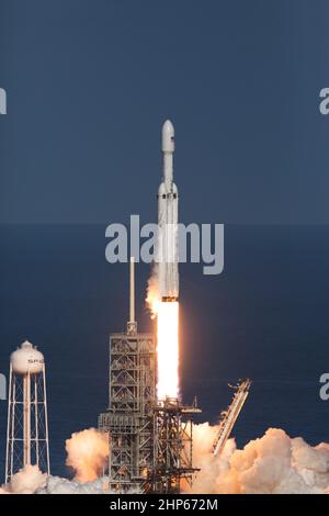 Une fusée SpaceX Falcon Heavy commence son vol de démonstration avec un décollage à 3 h 45 HNE depuis le Launch Complex 39A au Kennedy Space Center de la NASA en Floride. Il s'agit d'une étape importante pour le premier espace multi-utilisateur au monde. En 2014, la NASA a signé avec SpaceX un contrat de propriété pour l'utilisation et l'exploitation du PAD 39A du centre, où la société a lancé des roquettes Falcon 9 et s'est préparée pour le premier Falcon Heavy. Banque D'Images