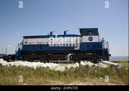 Le train ferroviaire de la NASA transporte la dernière navette spatiale sur des segments pleins de roquette au-dessus de la rivière Indian lors du trajet de 13 kilomètres entre le chemin de fer Jay Jay à Titusville, en Floride, et le Kennedy Space Center de la NASA vers la Californie. 2010 Banque D'Images
