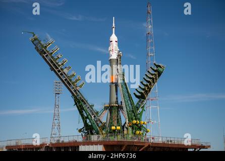 Les bras portiques ferment autour de l'engin spatial MS-04 de Soyouz pour sécuriser la fusée sur le plateau de lancement le lundi 17 avril 2017 au cosmodrome de Baïkonour au Kazakhstan. Banque D'Images