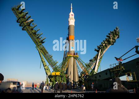 Les bras du portique ferment autour de l'engin spatial Soyouz TMA-15M pour sécuriser la fusée sur le plateau de lancement le vendredi 21 novembre 2014 au cosmodrome de Baïkonour au Kazakhstan. Banque D'Images