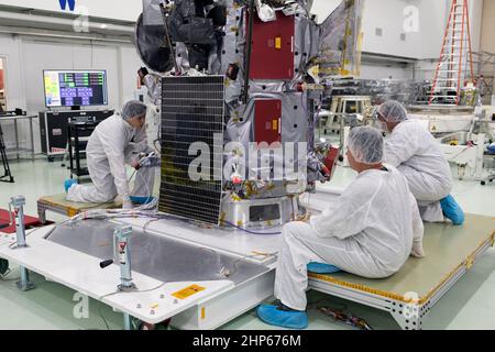 Les panneaux solaires Parker Solar Probe de la NASA sont déployés pour des essais au centre de traitement Astrotech de Titusville, en Floride, près du Kennedy Space Center de la NASA, le dimanche 3 juin 2018. La sonde solaire Parker lancera une fusée lourde Delta IV de United Launch Alliance à partir du complexe spatial de lancement 37 à la station de la Force aérienne de Cape Canaveral, en Floride, au plus tôt le 4 août 2018. Banque D'Images