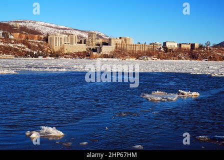 L'Académie militaire américaine de West point se dresse au-dessus d'un fleuve Hudson gelé Banque D'Images